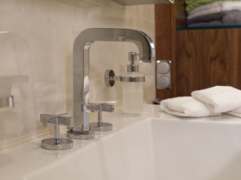 Hochwertige Chrom-Armaturen am Waschbecken im Badezimmer.