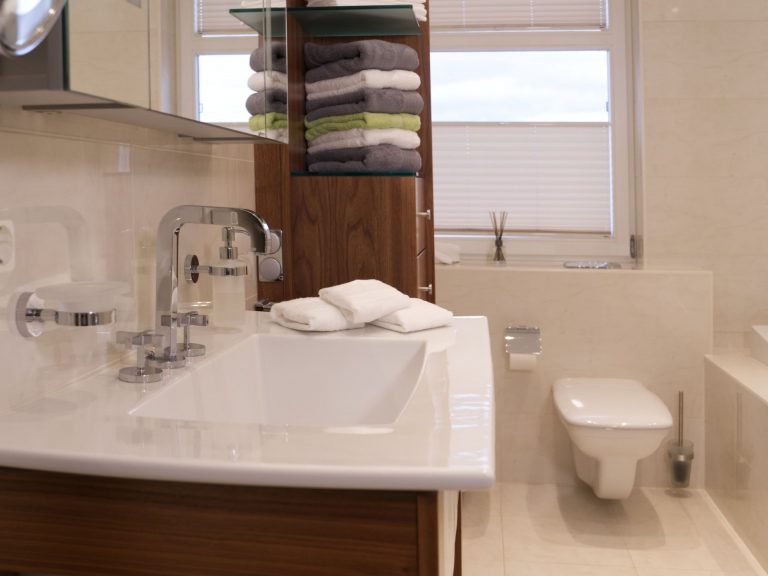 Badzimmer-Waschbecken mit Design-Armaturen.