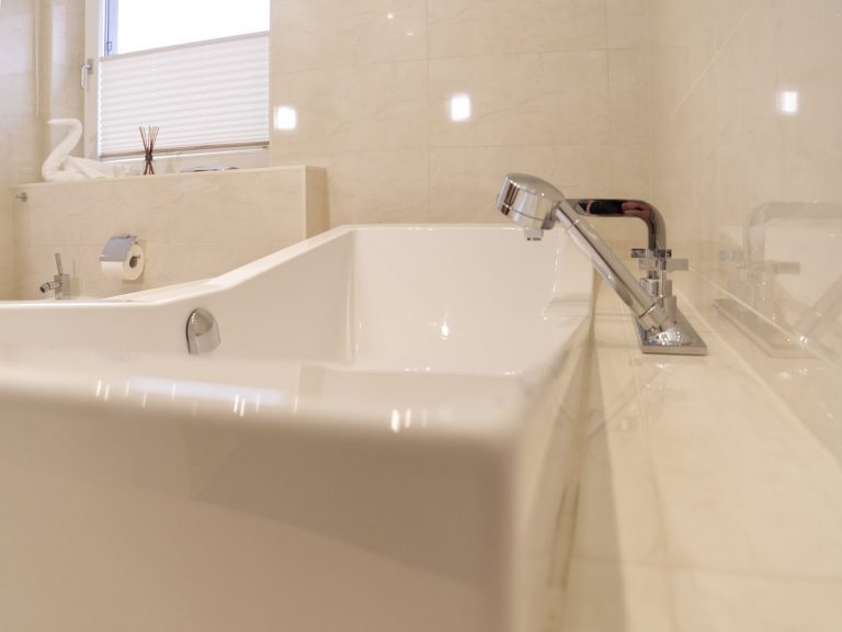 Die Badewanne im Badezimmer des Apartments Boulevard XXL.