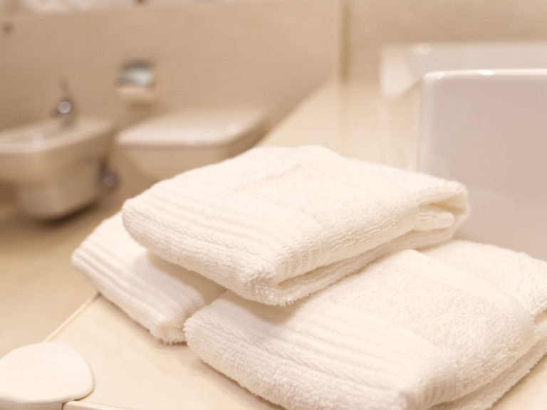 Frische Handtücher im Badezimmer des Apartments.