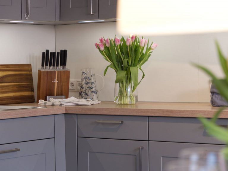 Ein frischer Tulpenstrauß auf der Arbeitsfläche in der Küche.