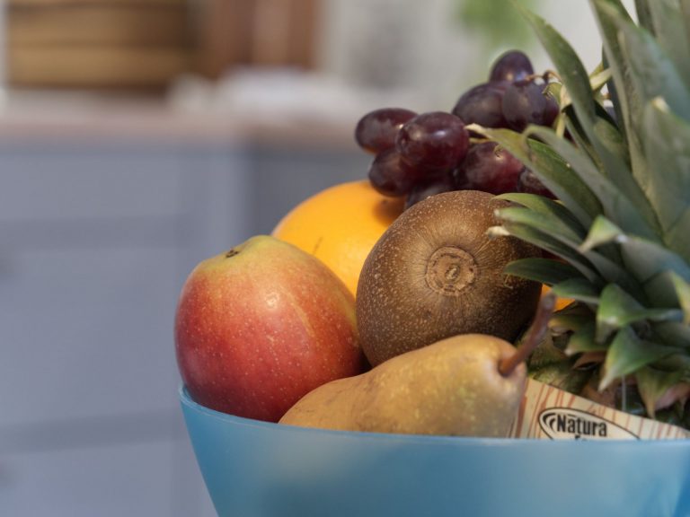 Schale mit frischem Obst in der Küche.