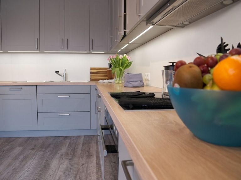 Herd, Spüle und große Arbeitsflächen in der Apartment Boulevard XXL Küche.