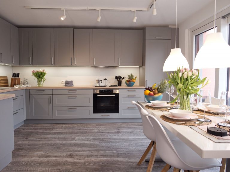 Küche mit hochwertiger, moderner Ausstattung.