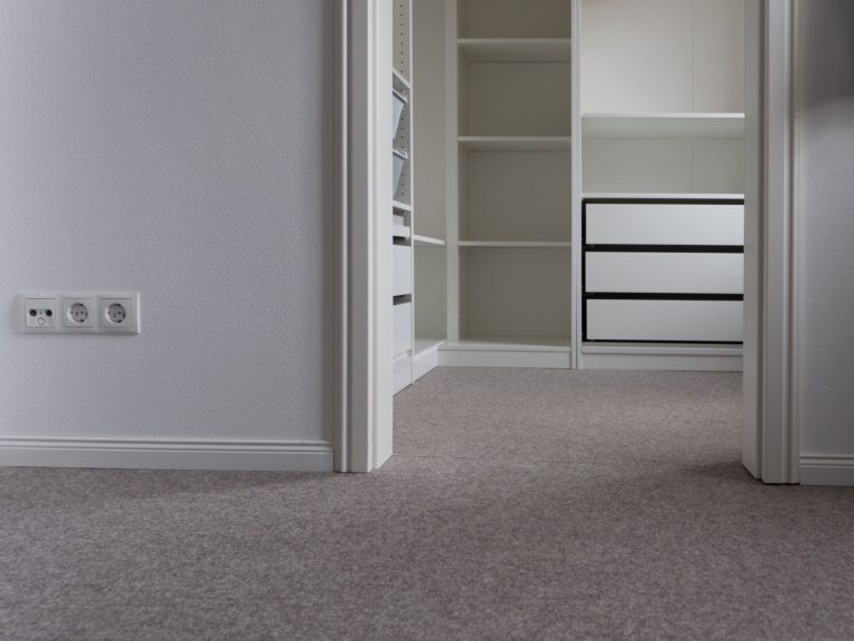 Regale mit viel Stauraum im Schlafzimmer.