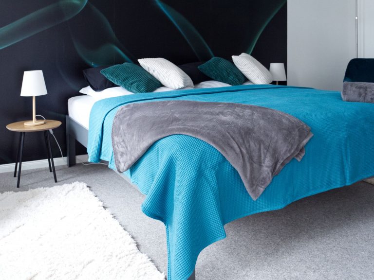 Doppelbett mit hochwertiger Matratze im Haupt-Schlafzimmer.