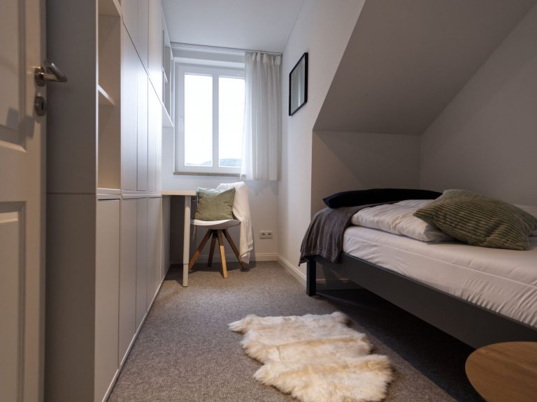 Kleines Schlafzimmer mit Einzelbett.