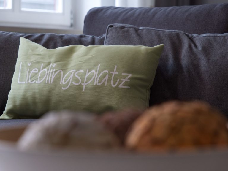 Kissen auf dem Sofa im Apartment Boulevard XXL.