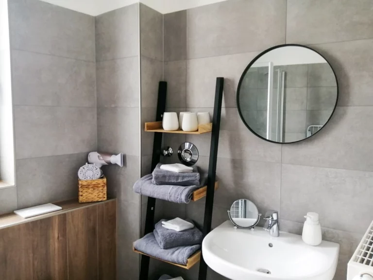 Handwaschbecken im komplett ausgestatteten Badezimmer des Apartments Südstadt.