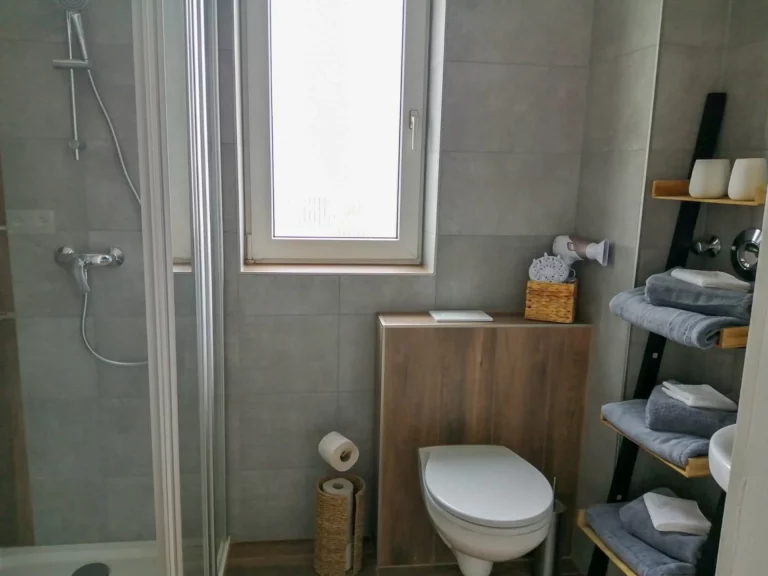 Badezimmer mit Duschkabine im Apartment Südstadt.