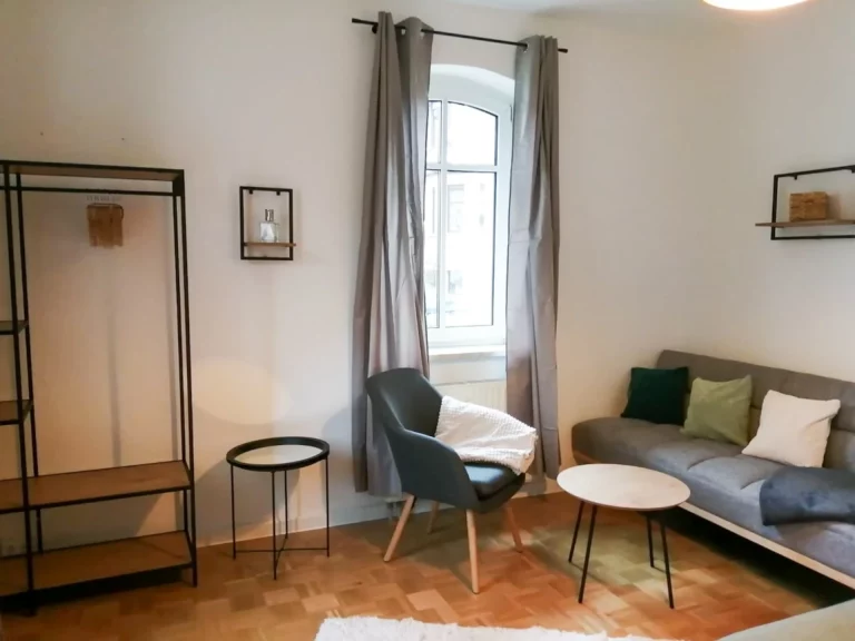 Sofa und Sessel im Schlafzimmer des Apartments Südstadt.