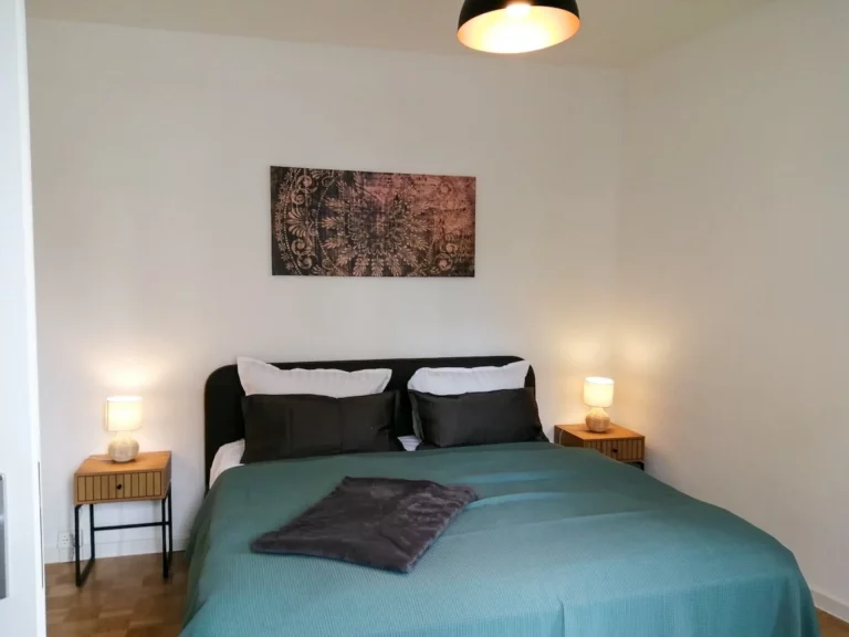 Doppelbett im Apartment Südstadt Schlafzimmer.