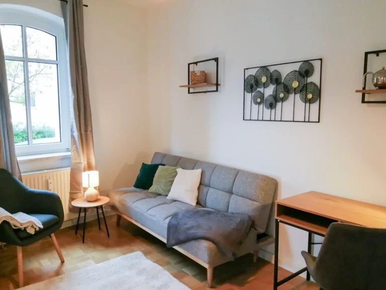 Apartment Südstadt, Zimmer 3 mit Schreibtisch und Schreibtischstuhl.