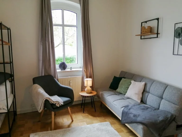 Großes Fenster im Apartment Südstadt, Zimmer 3.