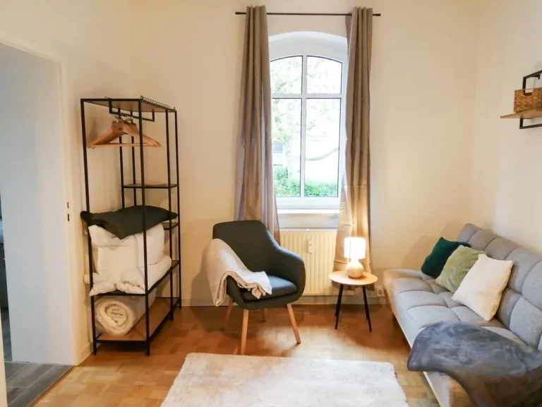 Sofa, Sessel und Regal im Apartment, Südstadt, Zimmer 3.